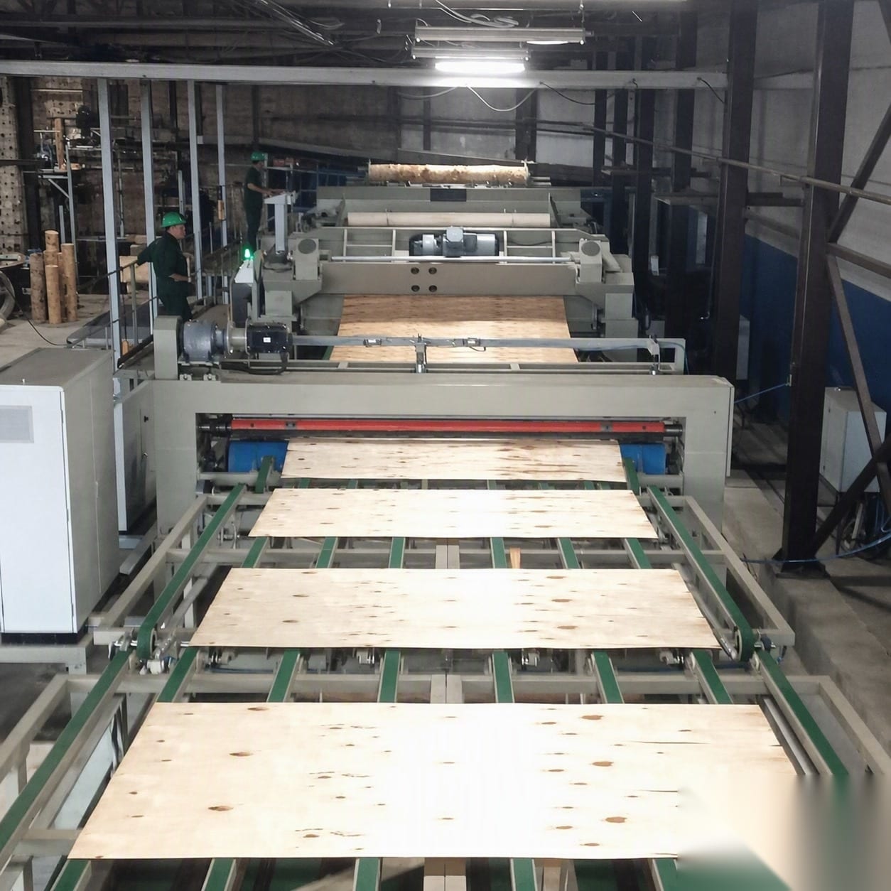 Spindleless veneer peeling machine peeling a log